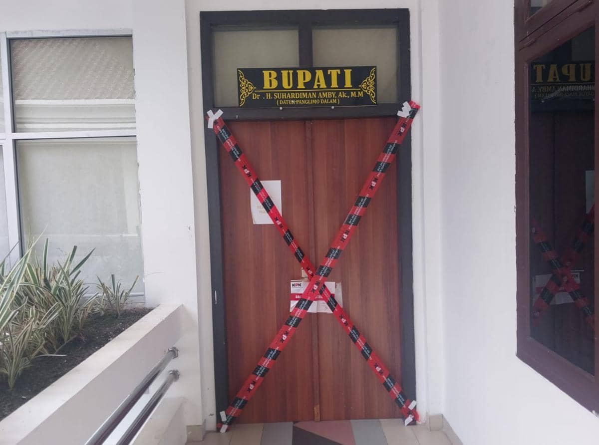 Operasi Senyap KPK, Ruang Kerja Bupati & Ketua DPRD Kuansing Disegel