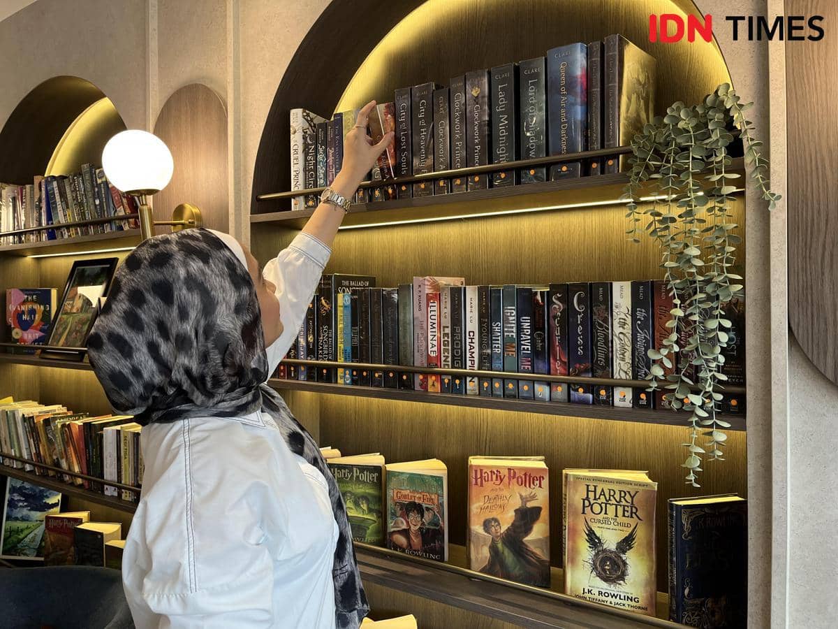 Azzah Al Zahra Farras, founder Bukabuku Kafe (IDN Times/Nisa Zarawaki)