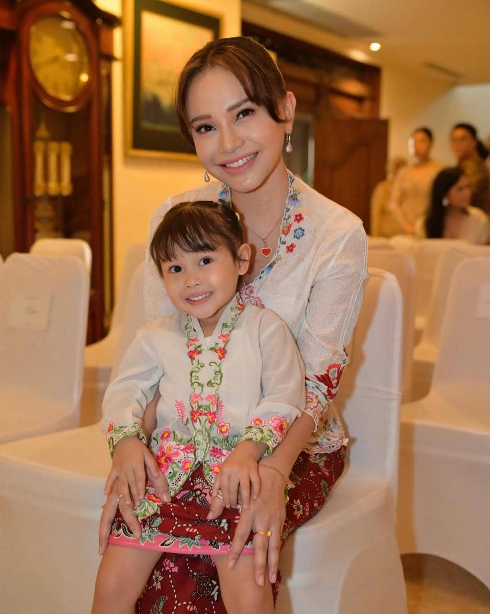 OOTD Rossa dan anak angkatnya 