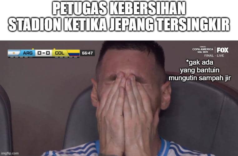 Seorang pria menutupi wajah dengan tangan di bangku stadion, disertai teks lucu tentang petugas kebersihan saat Jepang tersingkir.