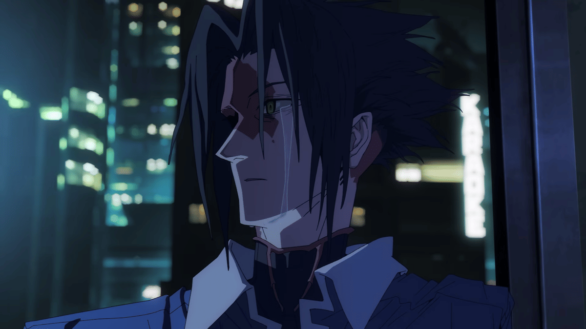 Karakter anime berambut hitam dengan ekspresi serius berdiri di depan latar kota futuristik bercahaya neon pada malam hari.