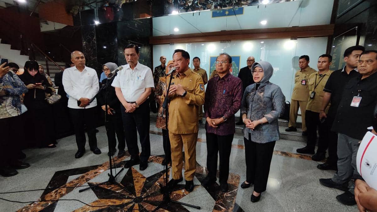 Mendagri, Tito Karnavian bersama Ketua  KPTDP, Luhut Binsar Panjaitan gelar rapa