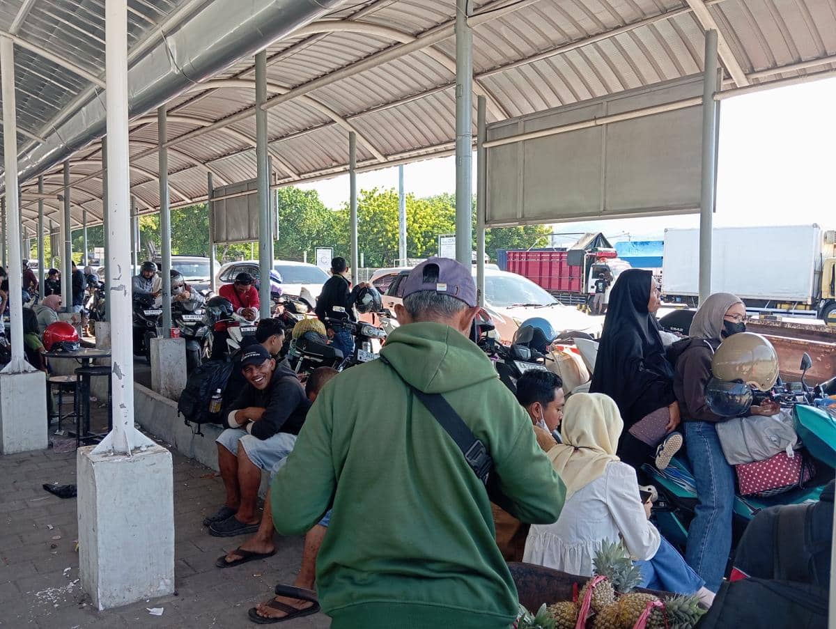 Penumpang Keluhkan Antrean hingga 5 Jam di Pelabuhan Kayangan