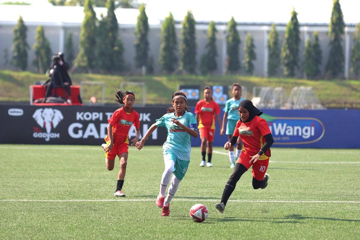 Pemain sepak bola muda perempuan dari dua tim bertanding di lapangan hijau dalam ajang MLSC All Stars 2026.