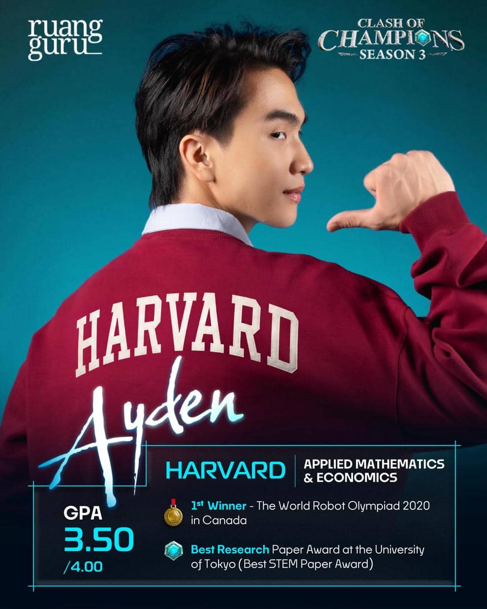 Seorang peserta Clash of Champions Season 3 mengenakan jaket merah bertuliskan Harvard dengan latar biru, menampilkan profil akademik dan prestasinya.