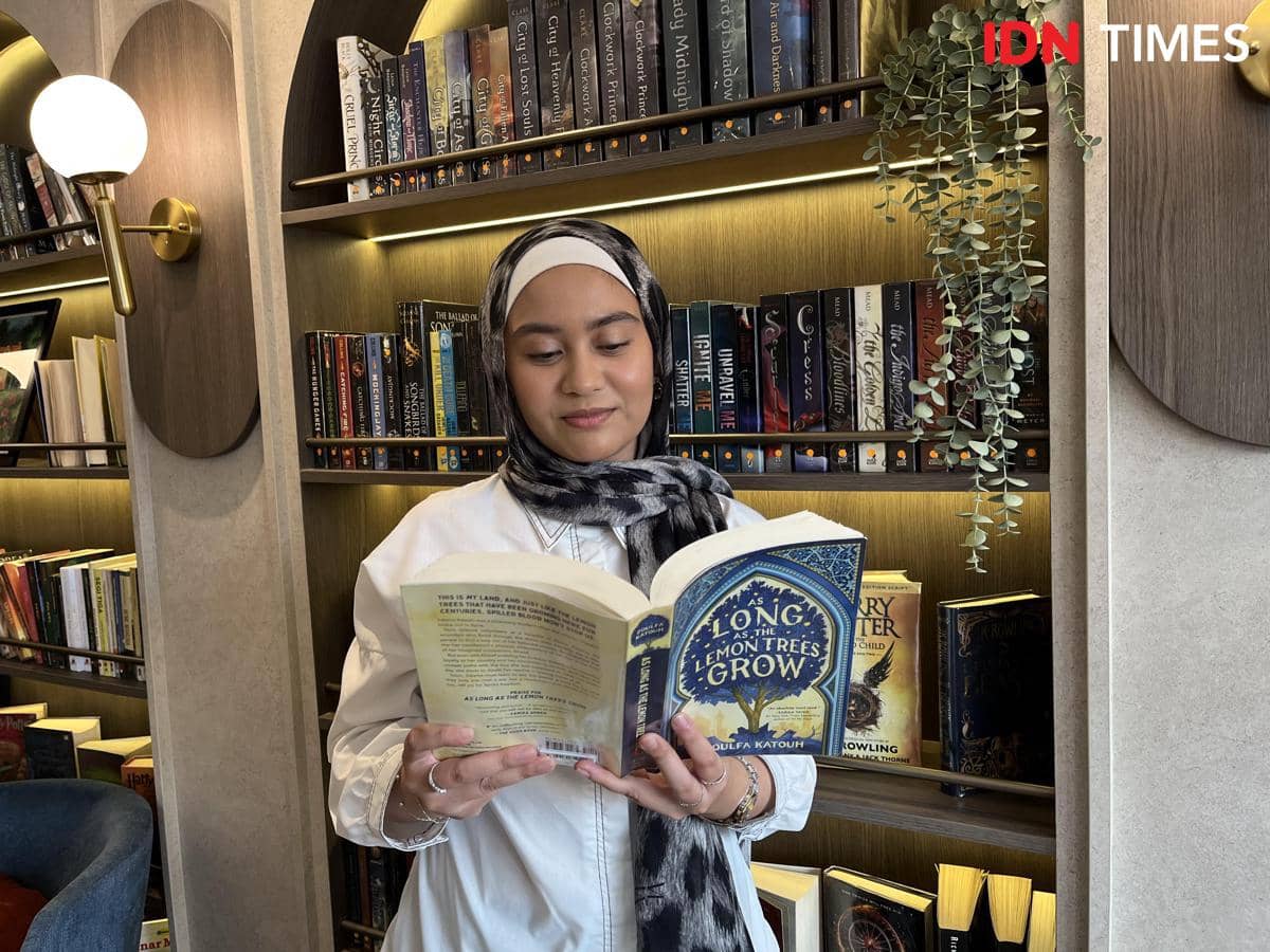 Azzah Al Zahra Farras, founder Bukabuku Kafe (IDN Times/Nisa Zarawaki)