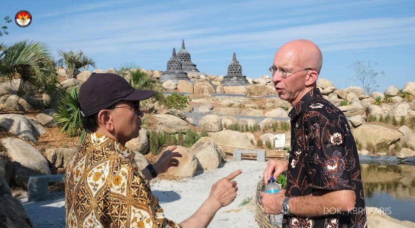 Taman Indonesia "Jardin Indonésien - I Ketut Wirta" di Tropical Parc, Saint-Jacut-les-Pins, Bretagne, Prancis. 