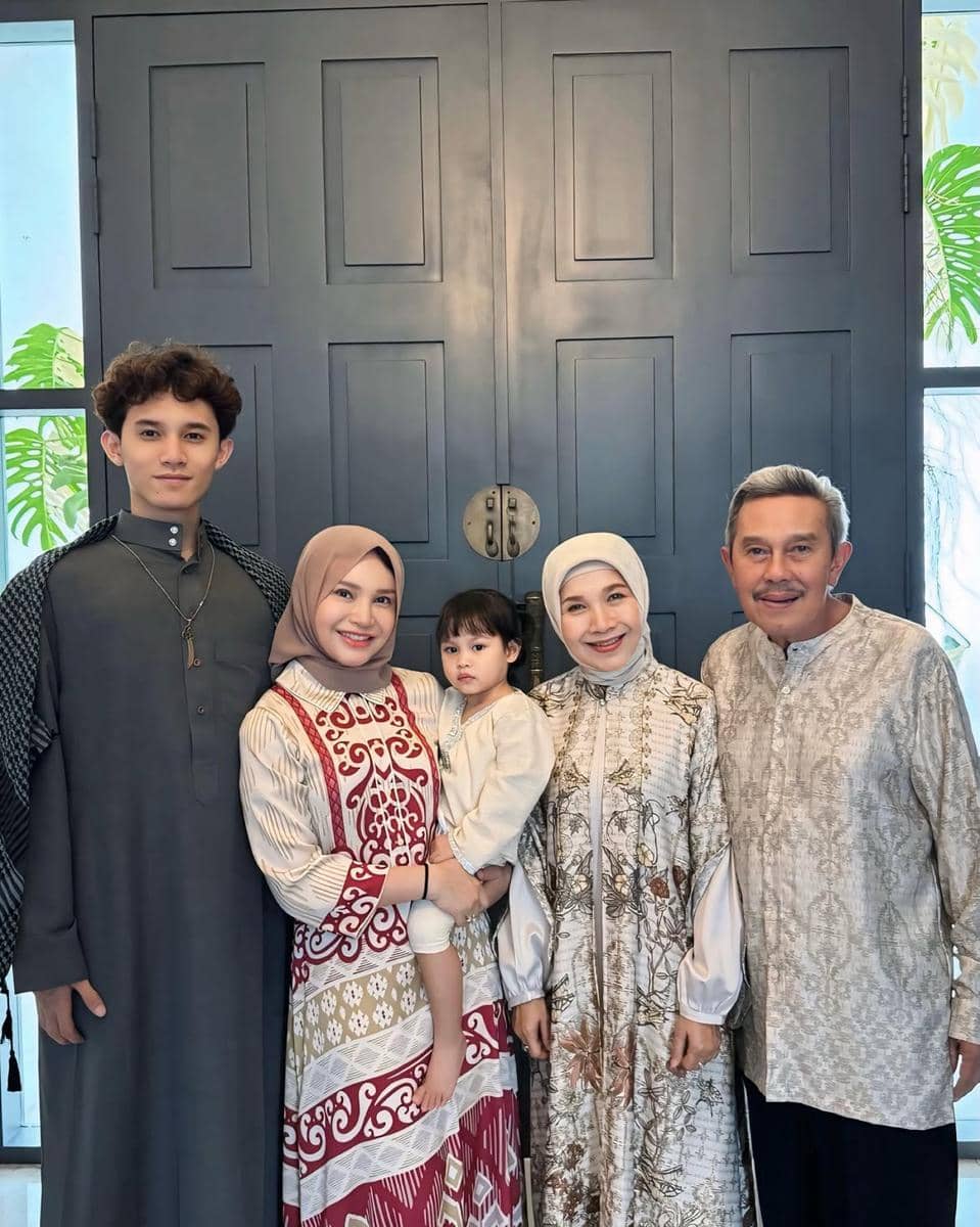 OOTD Rossa dan anak angkatnya