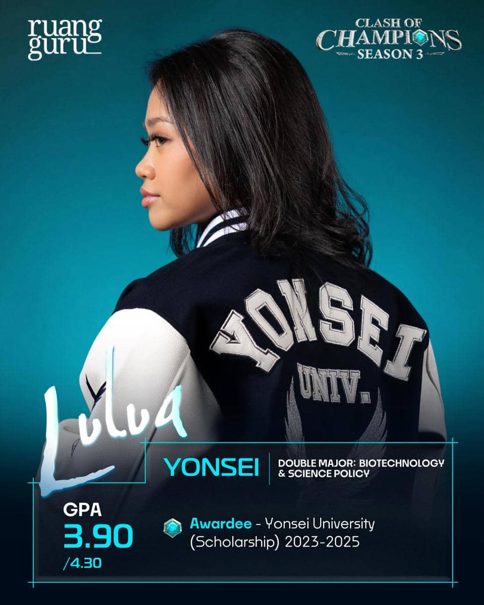 Seorang peserta Clash of Champions Season 3 mengenakan jaket bertuliskan Yonsei Univ dengan latar biru, menampilkan informasi prestasi akademik.
