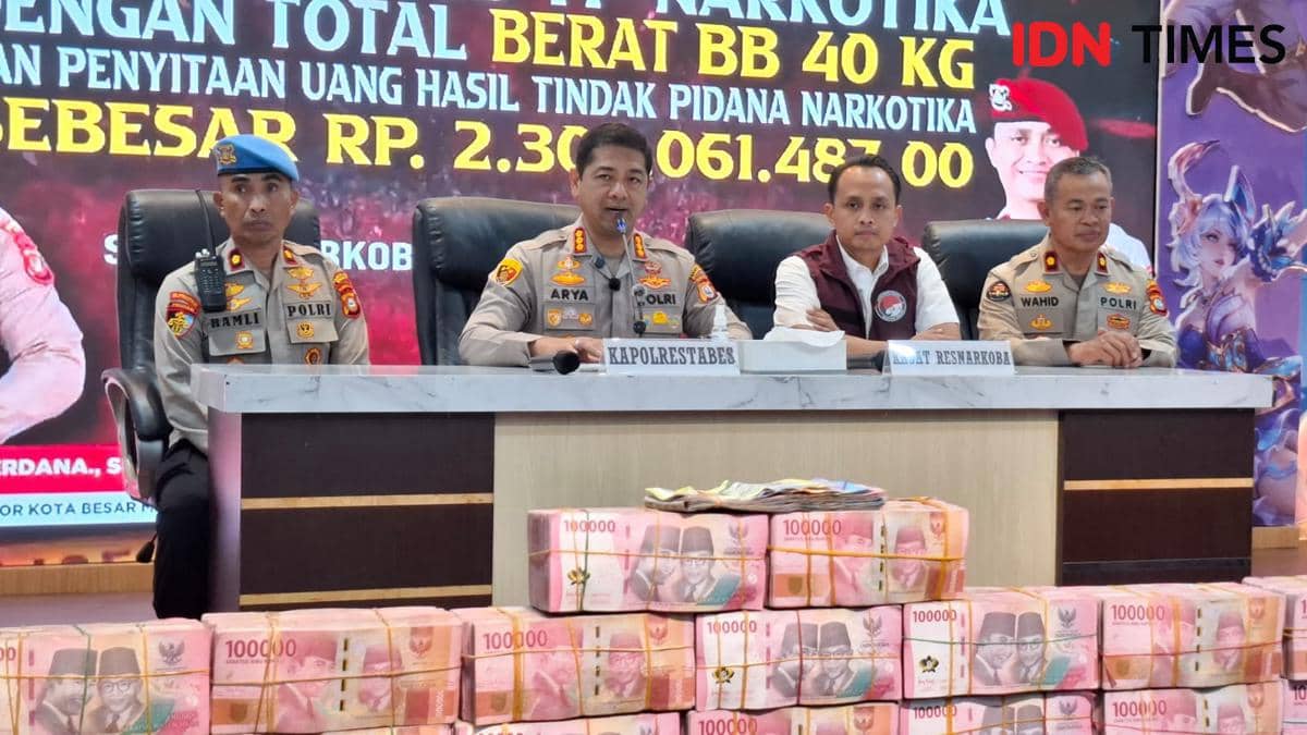 Satuan Reserse Narkoba (Satresnarkoba) Polrestabes Makassar menampilkan uang tunai senilai Rp2,3 miliar hasil sitaan pengungkapan kasus nark