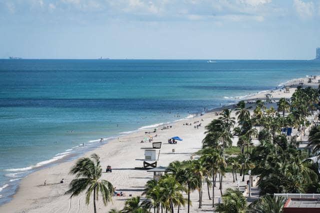 ilustrasi Hollywood Beach, Miami