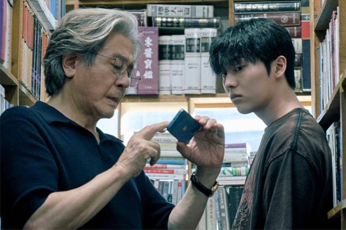 Choi Min Sik dan Choi Hyun Wook di drakor Notes from the Last Row