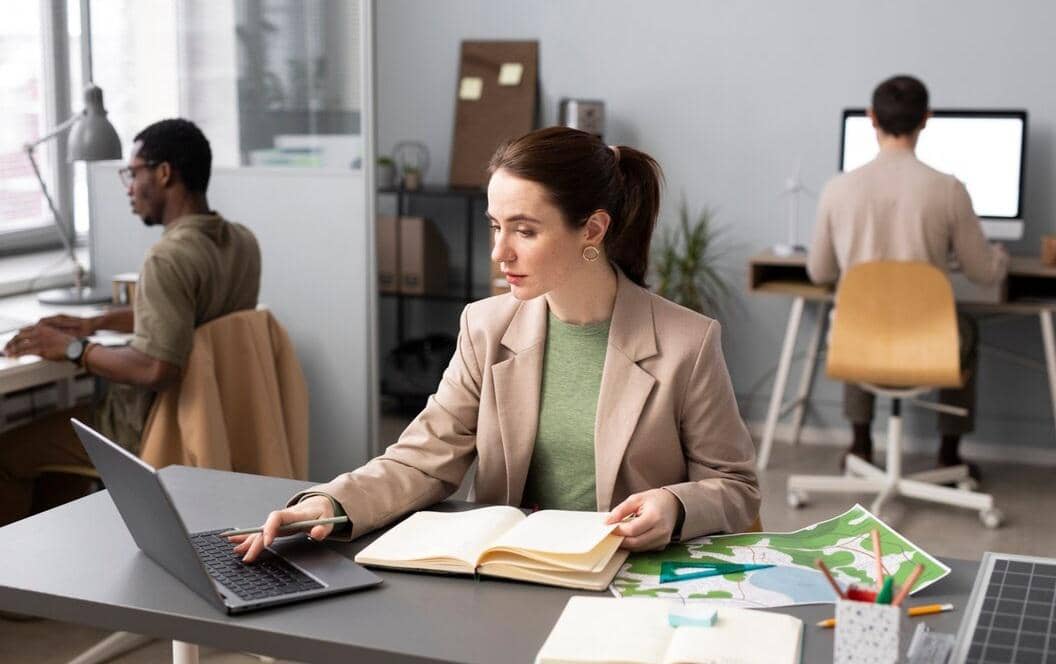 bekerja di kantor (magnific.com/freepik)