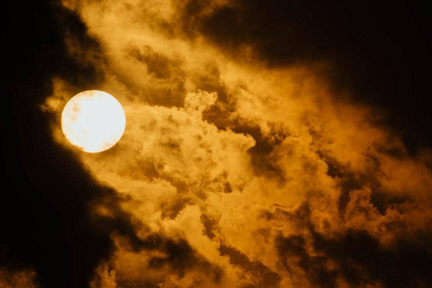 ilustrasi malam yang ikut panas karena heatwave