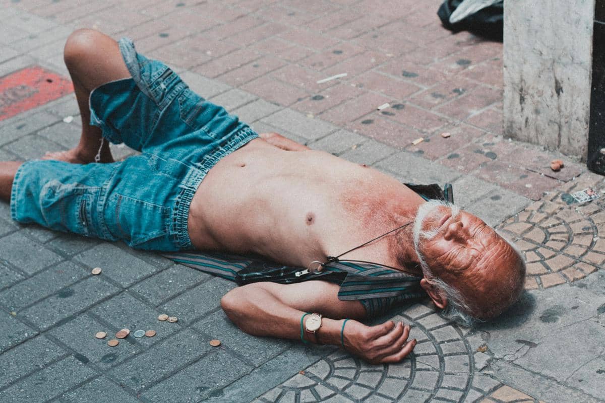 ilustrasi seorang laki-laki yang mengalami heatstroke