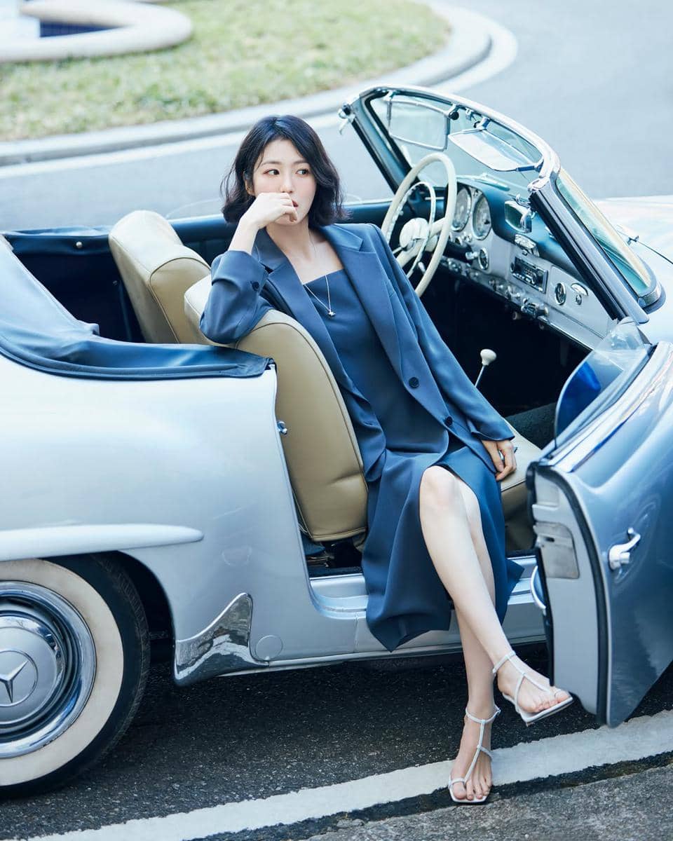 gaya elegan Shin Ye Eun dengan rambut pendek