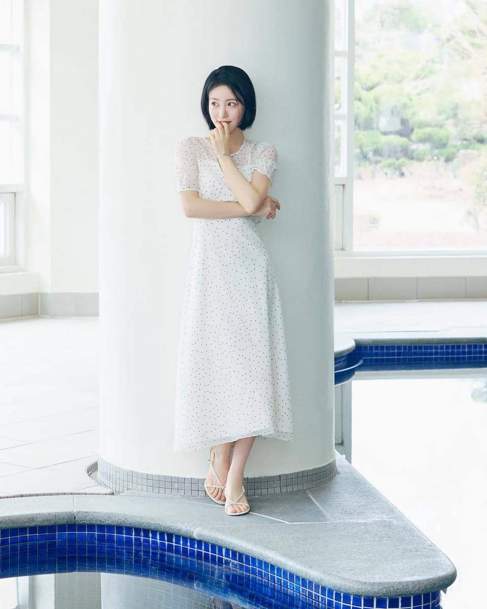 gaya elegan Shin Ye Eun dengan rambut pendek