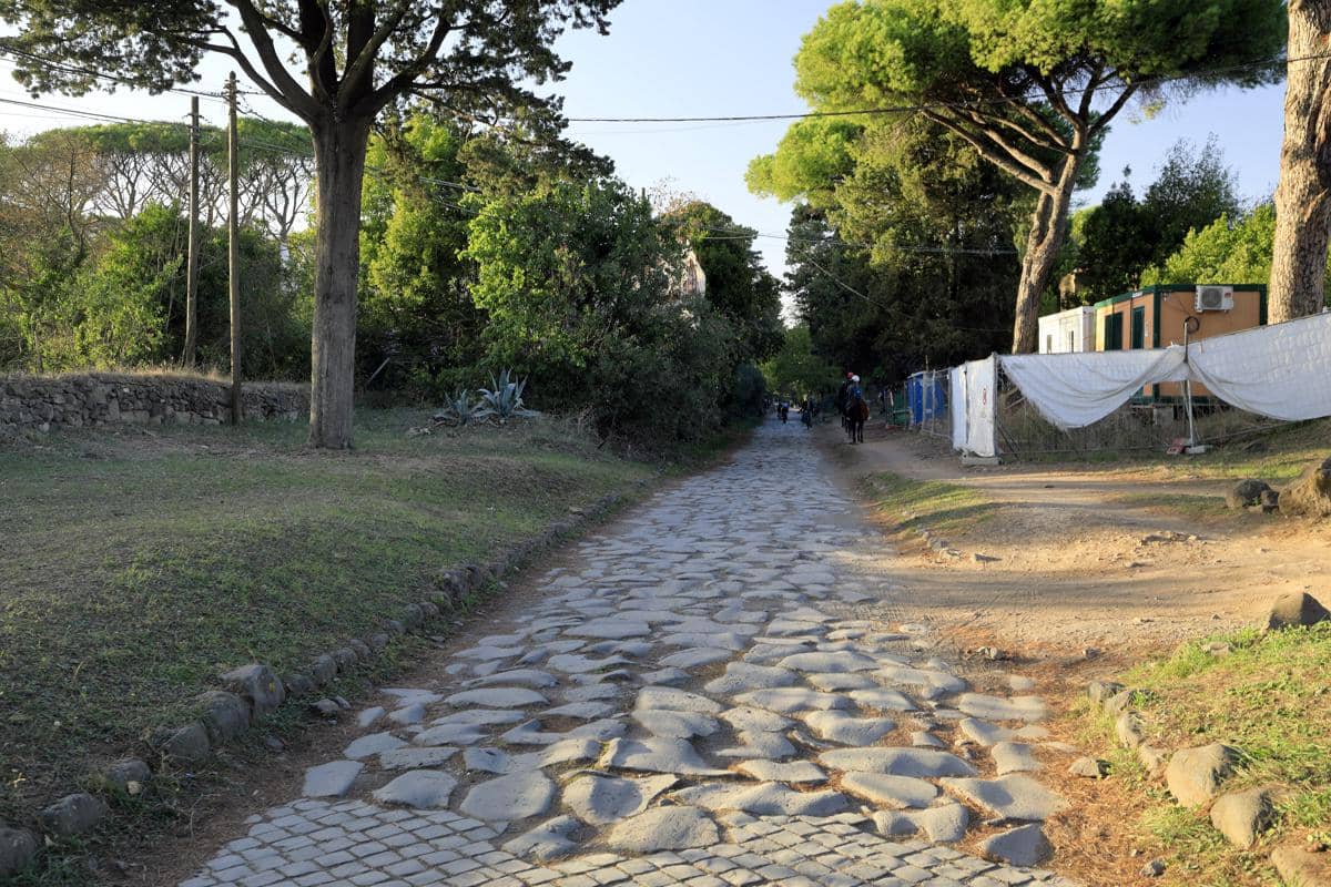 Sebagian ruas Via Appia masih menggunakan batu asli peninggalan Romawi