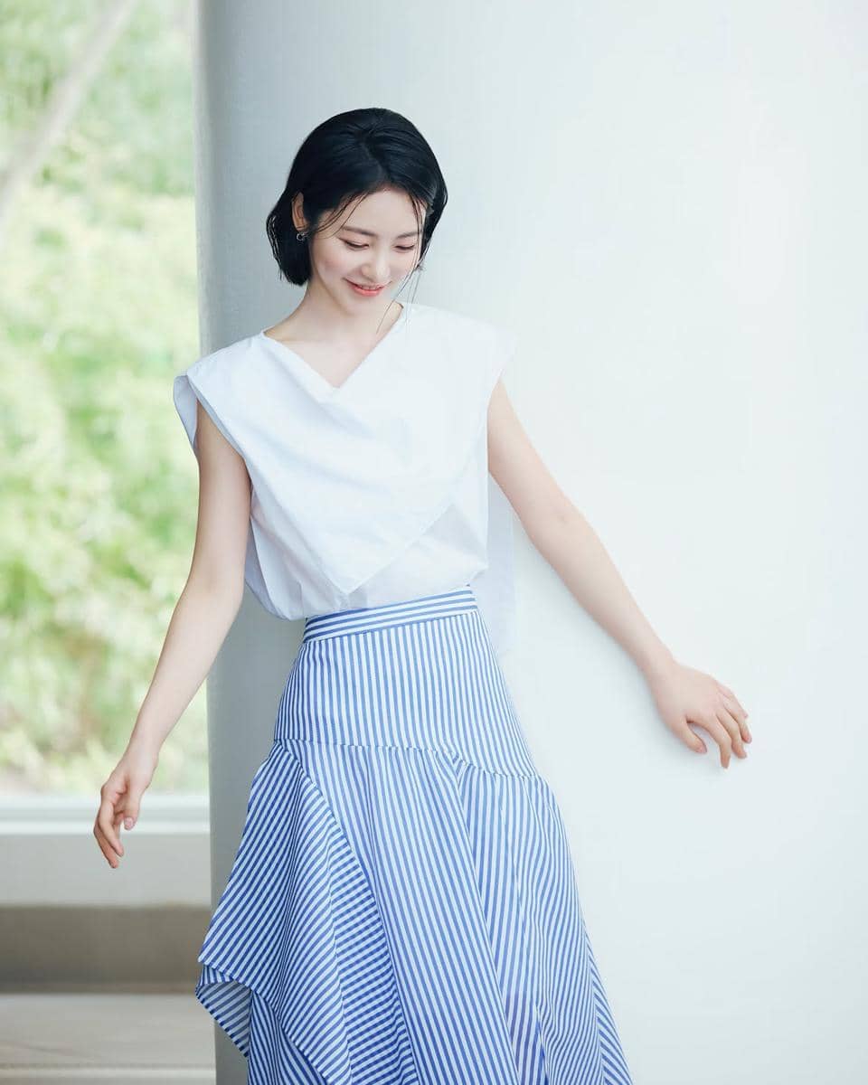 gaya elegan Shin Ye Eun dengan rambut pendek