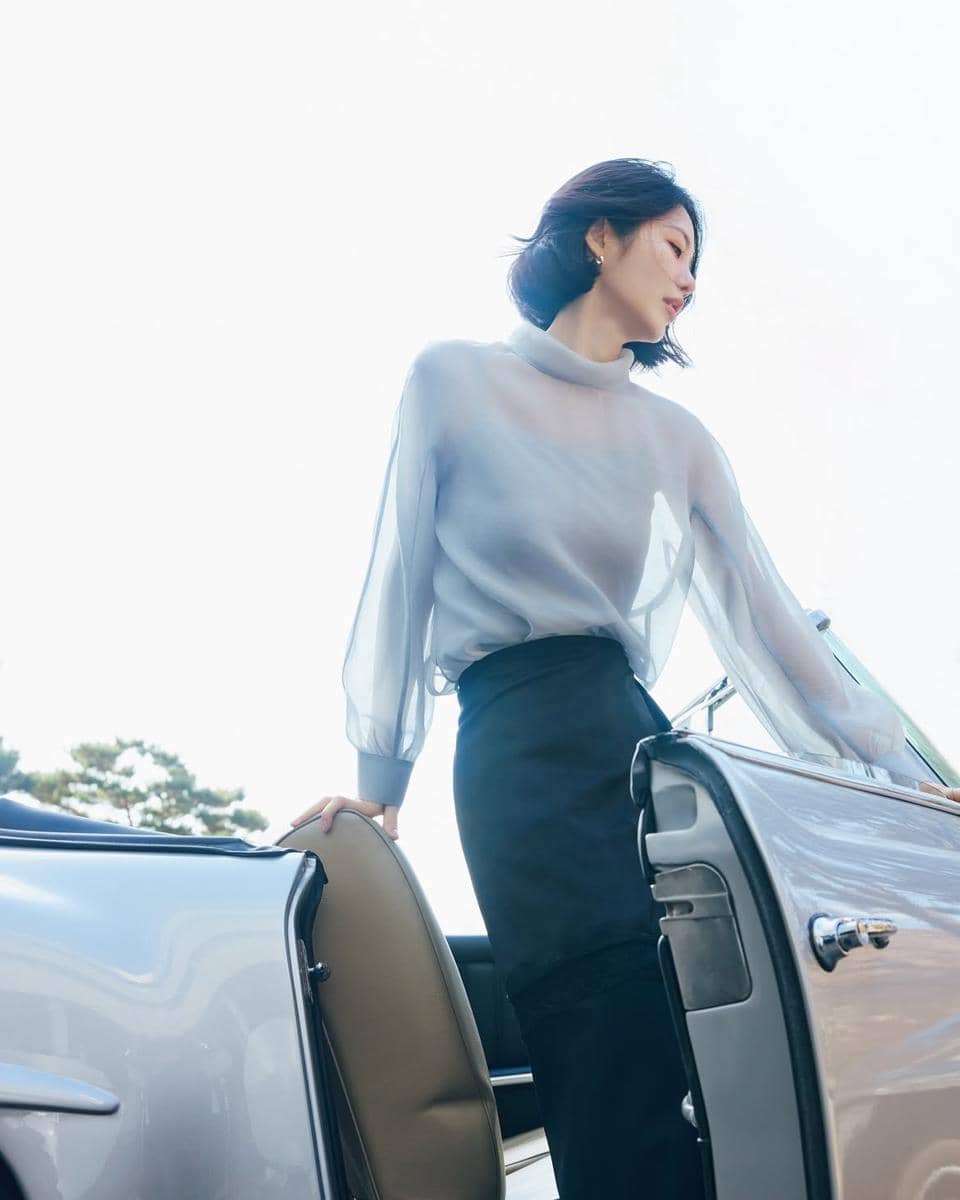 gaya elegan Shin Ye Eun dengan rambut pendek