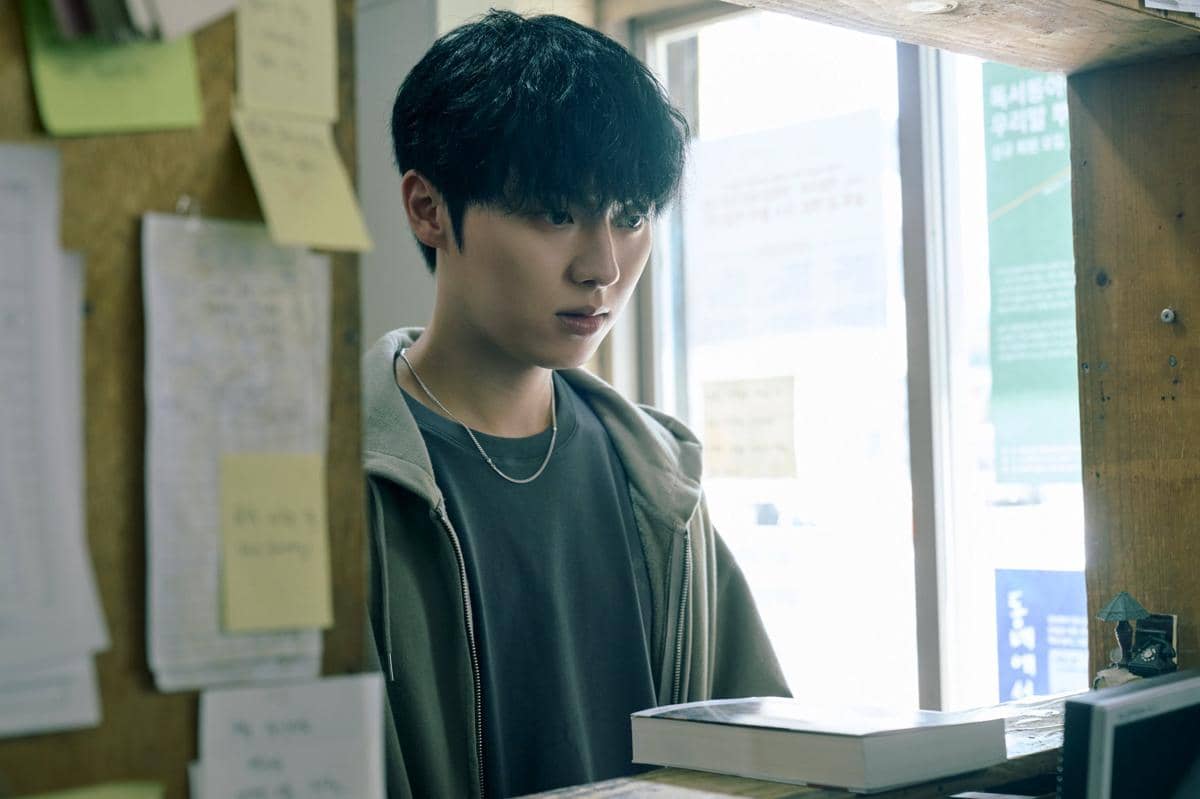 8 Cara Lee Kang Memanipulasi Heo Mun Oh di Notes from the Last Row