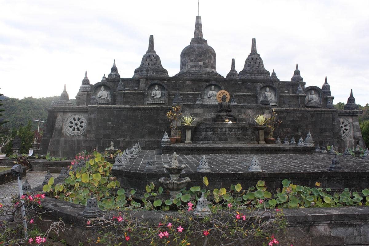 potret mini Borobudur di dalam Brahmavihara-Arama