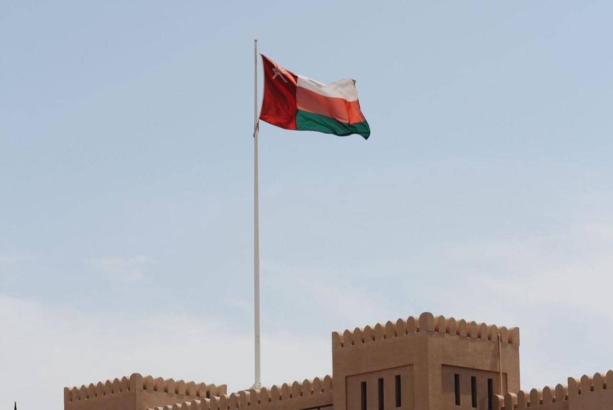Bendera Oman sedang berkibar.