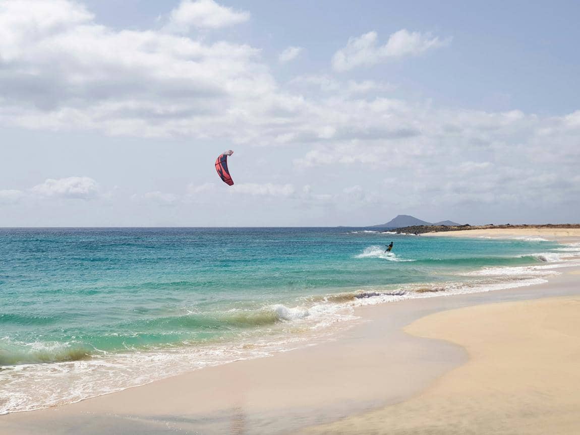 ilustrasi pasir putih dan air jernih di pantai Cape Verde
