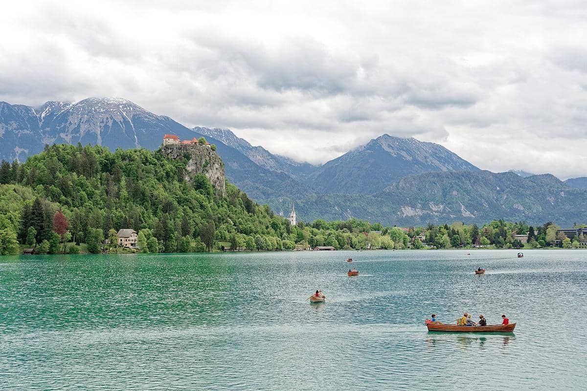 Mengapa Danau Bled di Slovenia Jadi Rebutan Wisatawan Setiap Bulan Juli?