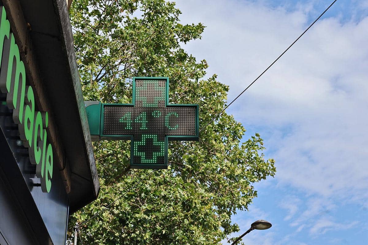 Papan termometer di sebuah apotek di Paris yang menunjukkan suhu 44 °C.