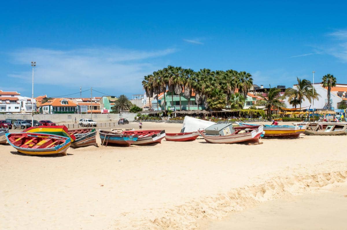 ilustrasi Pantai Santa Maria Cape Verde 