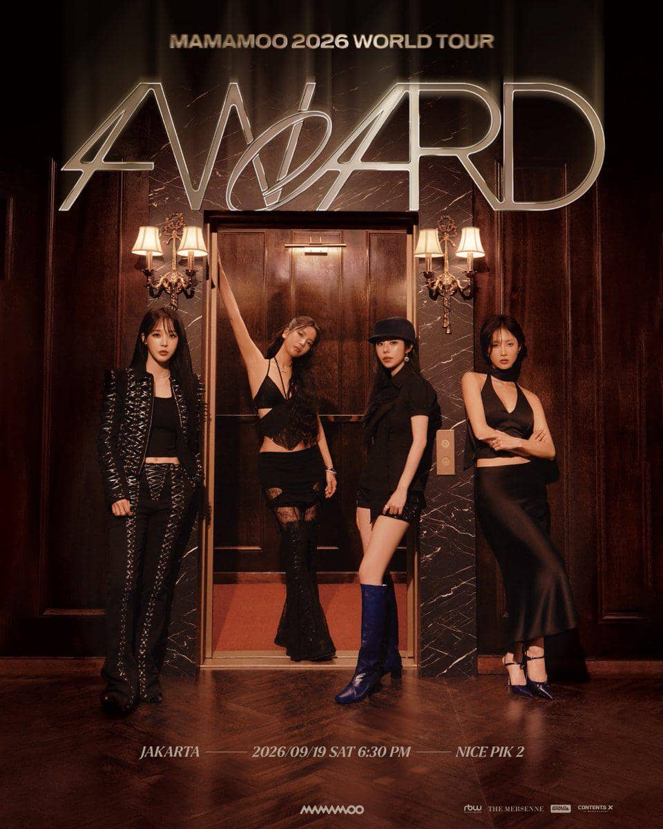 Poster tur dunia MAMAMOO 2026 bertajuk 4WARD menampilkan empat anggota grup dengan busana hitam elegan di depan pintu kayu.