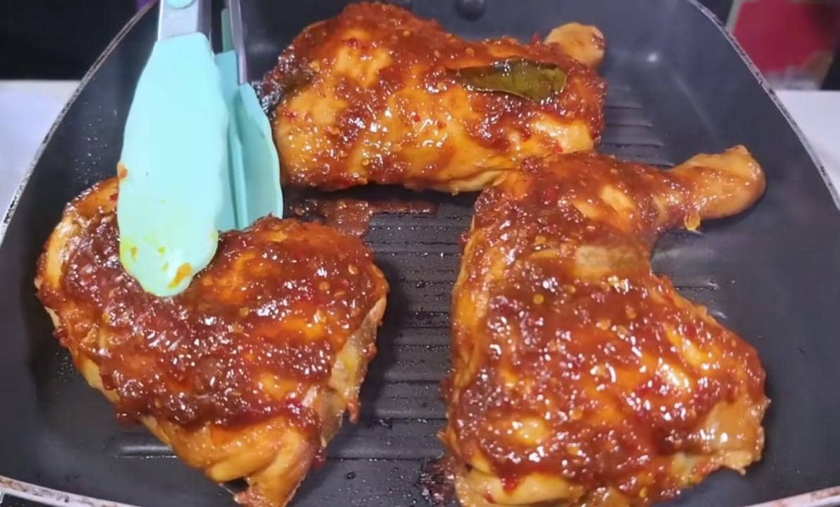 ilustrasi membuat ayam bakar pedas manis 