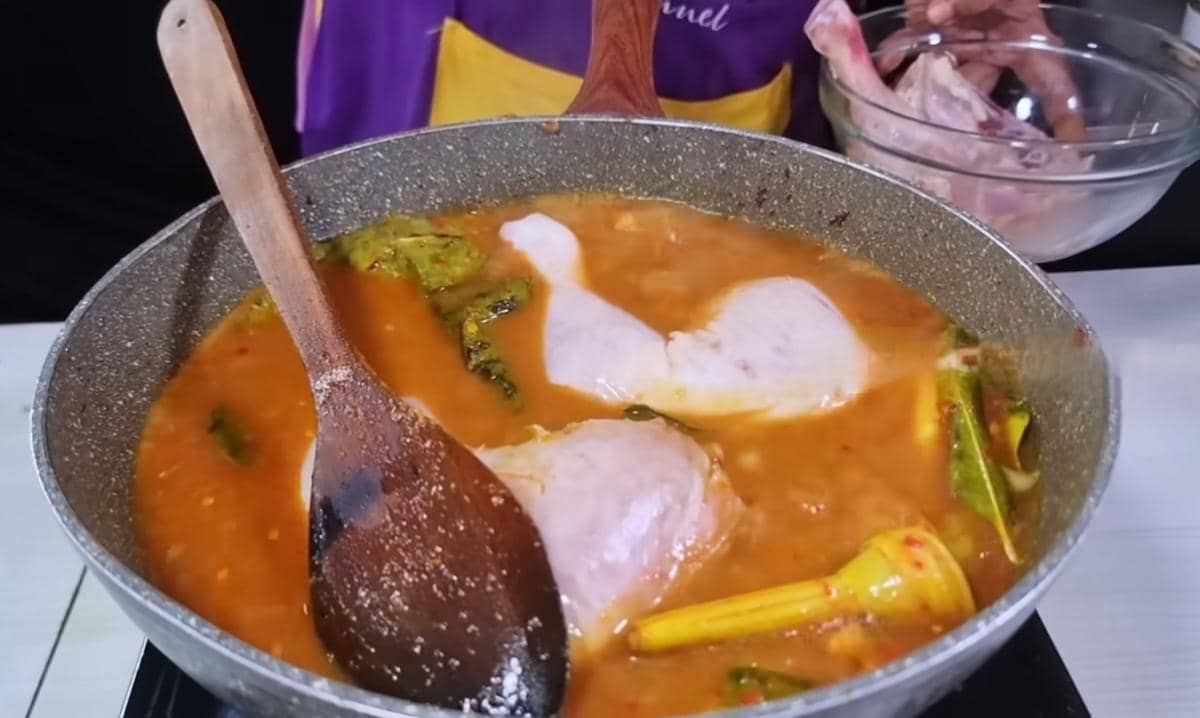 ilustrasi ungkep ayam pedas manis 