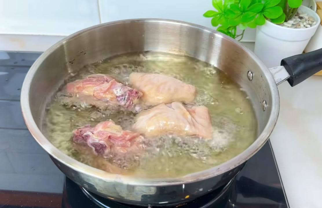 ilustrasi menggoreng ayam