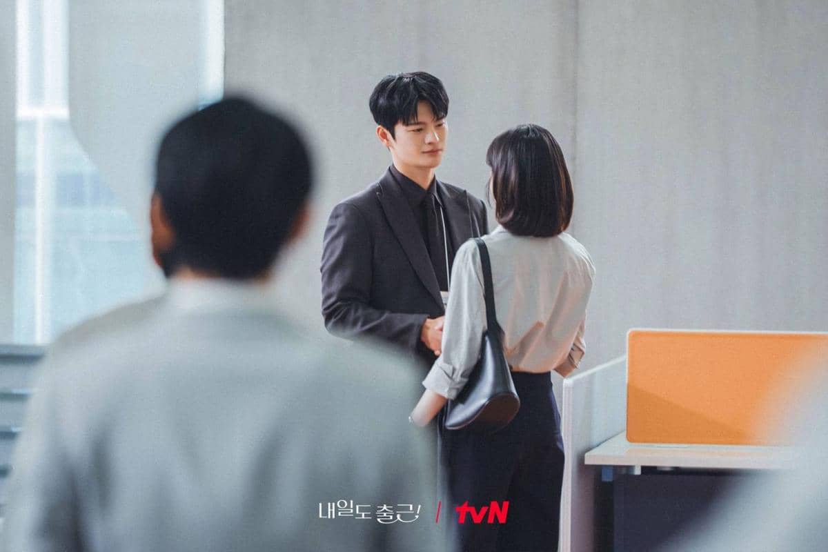 Cuplikan drama Korea See You at Work Tomorrow