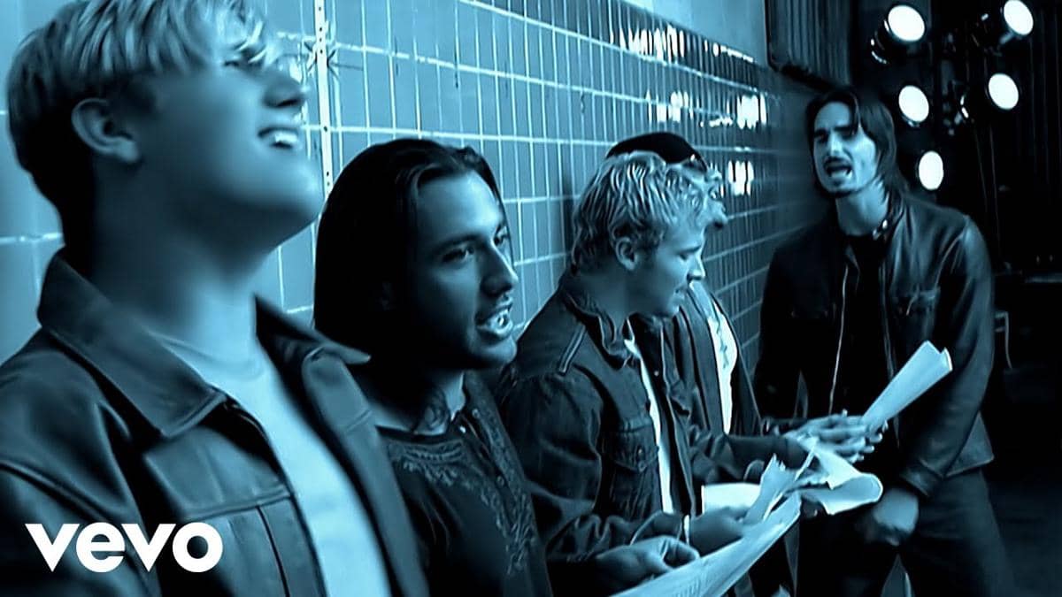 cuplikan video klip "Shape of My Heart"