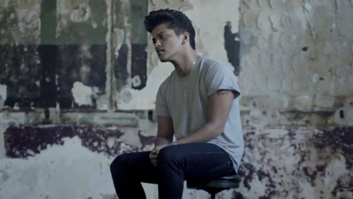 cuplikan video klip "It Will Rain"