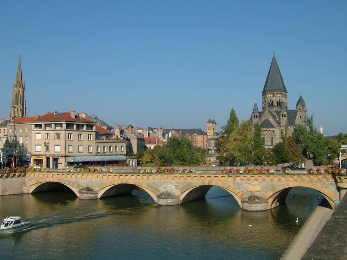 potret jembatan abad pertengahan bernama Le Moyen-Pont di Kota Metz, Prancis