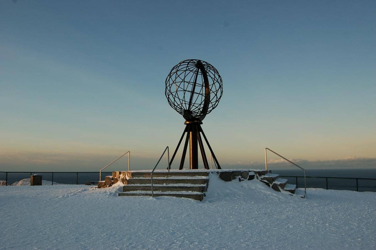 potret monumen globe di Nordkapp, Norwegia