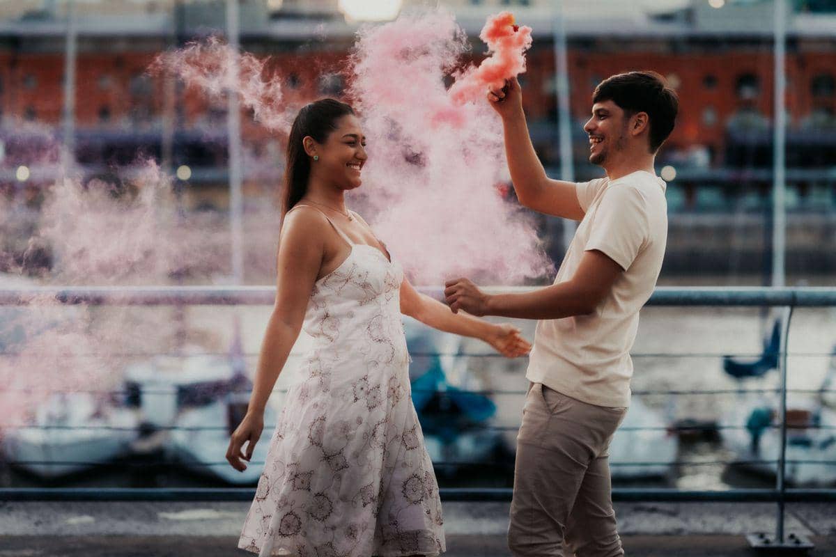 ilustrasi pasangan memberikan love bombing