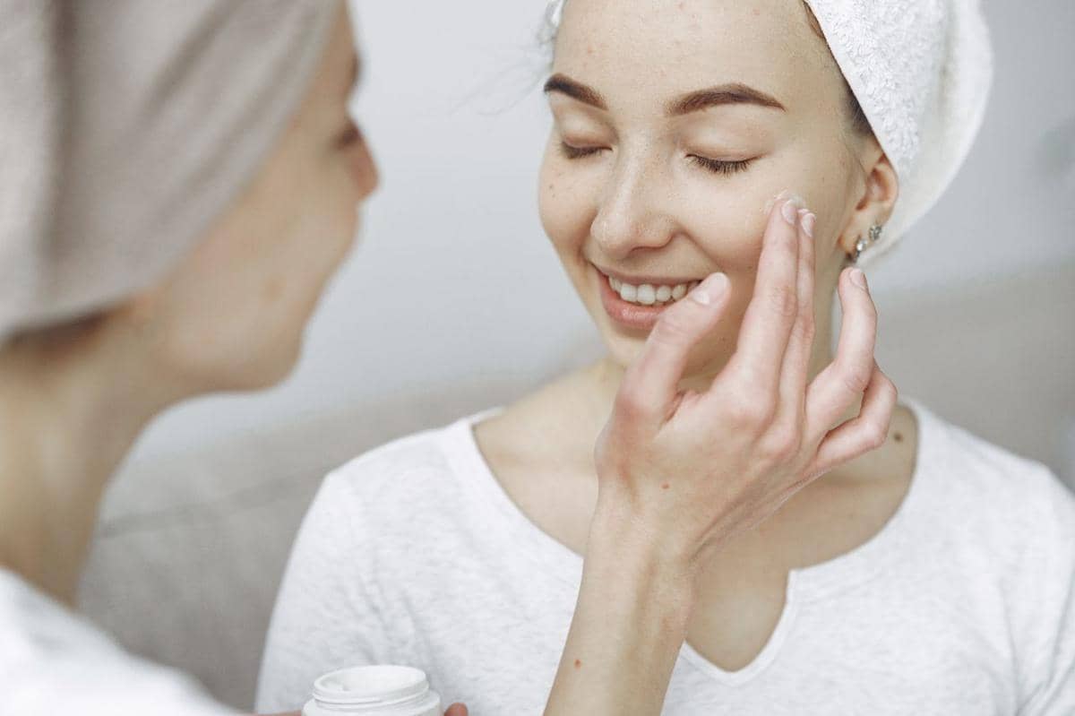 Ilustrasi memakai skincare