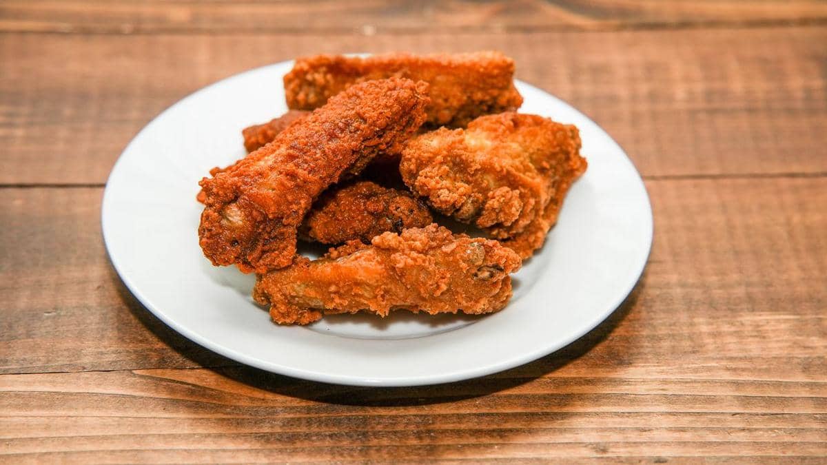 ilustrasi ayam goreng serai yang renyah dan juicy 