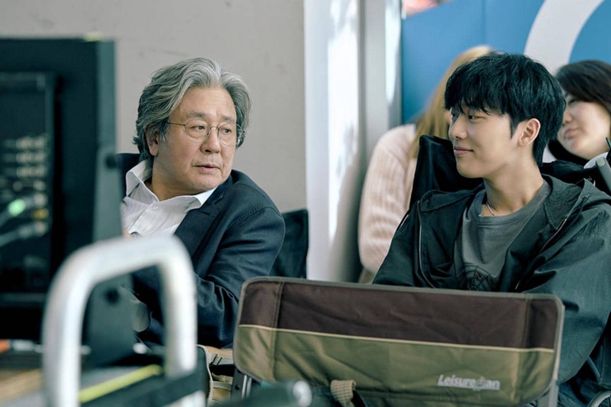 7 Potret di Balik Layar Drakor Notes from the Last Row, Totalitas!