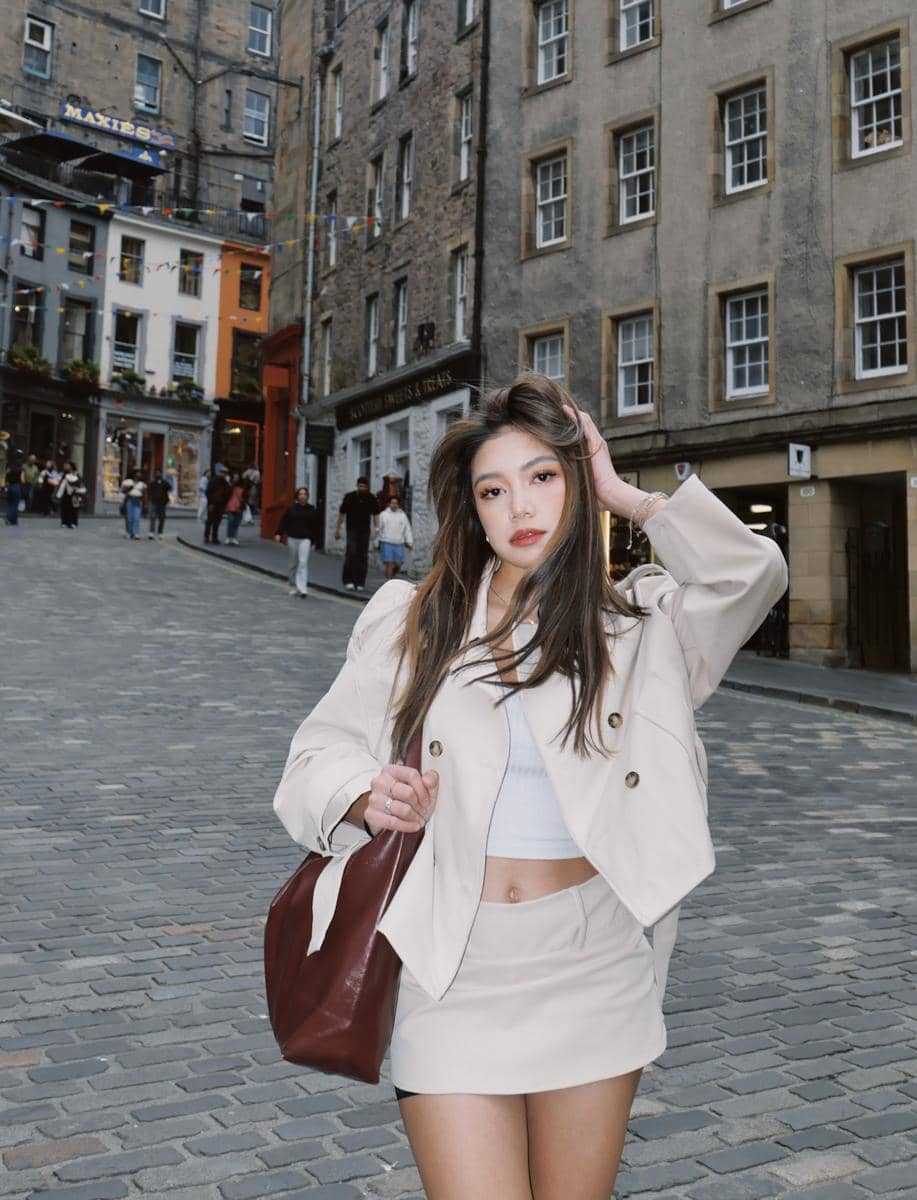 Regina Phoenix pertama kali liburan di Edinburgh
