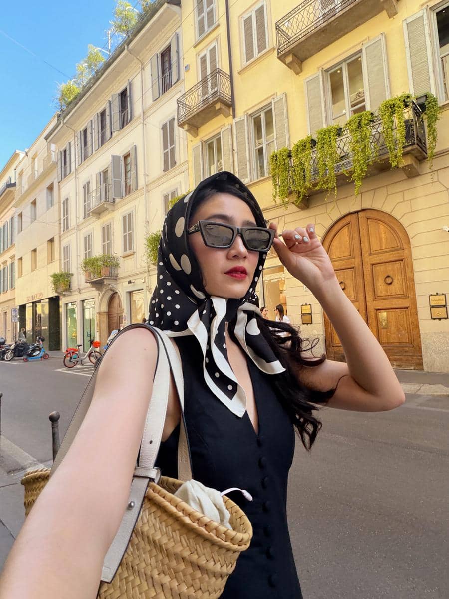 Febby Rastanty dengan outfit bergaya retro saat di Italia