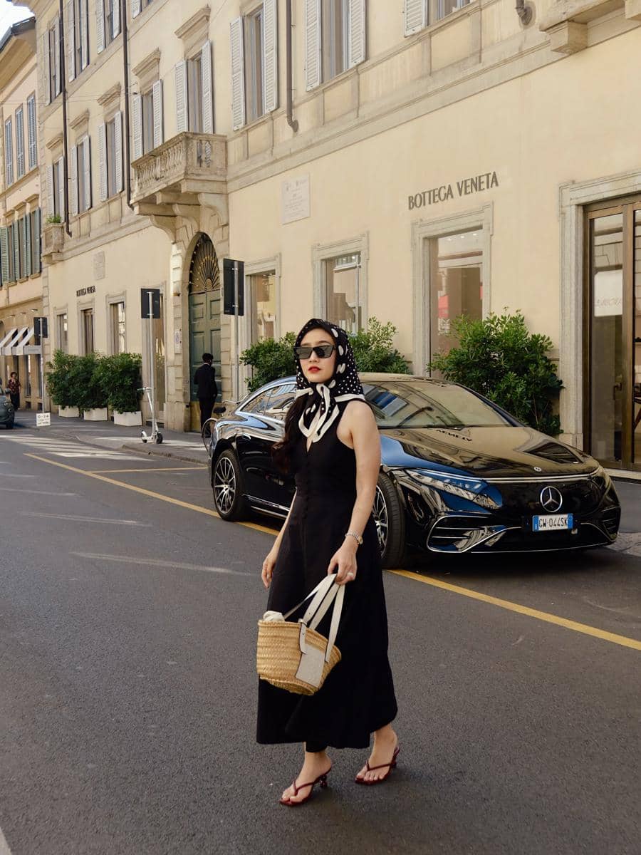 Febby Rastanty dengan outfit bergaya retro saat di Italia