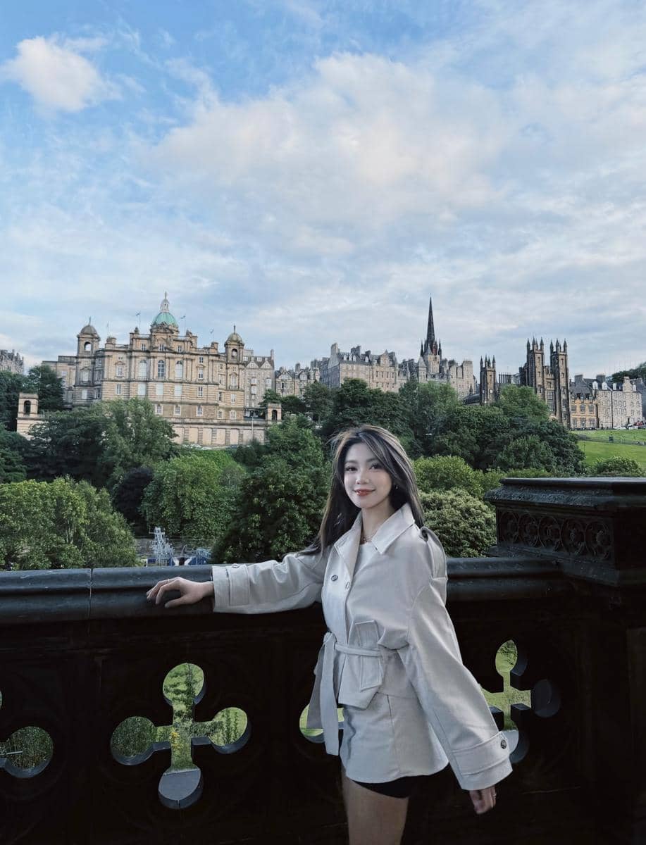 Regina Phoenix pertama kali liburan di Edinburgh