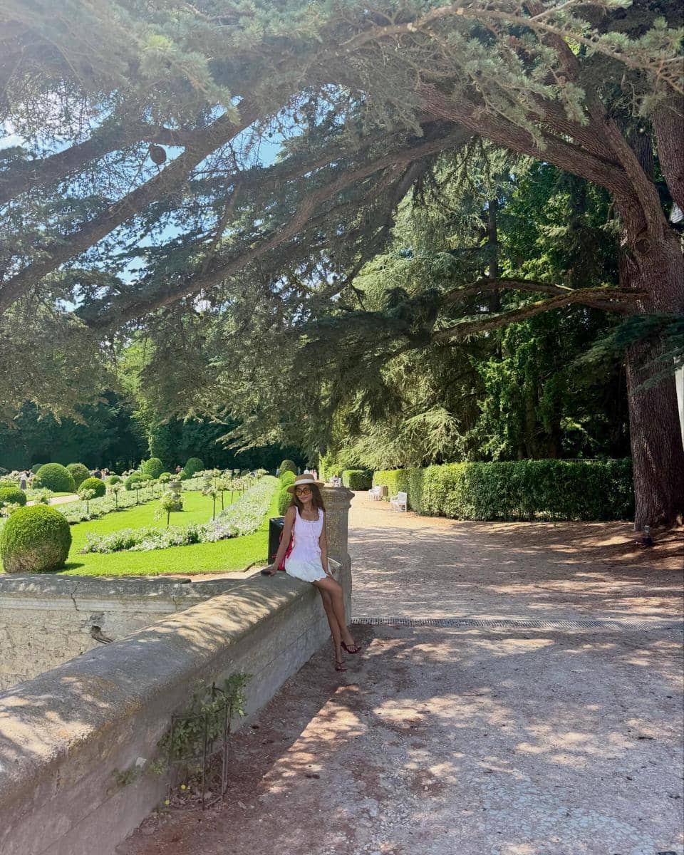 Novia Bachmid berkeliling kastil Château de Chenonceau