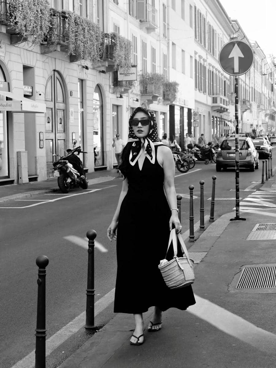 Febby Rastanty dengan outfit bergaya retro saat di Italia